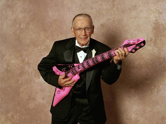 Abuelo con guitarra hinchable