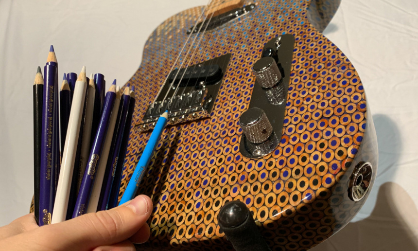 telecaster con lápices de colores