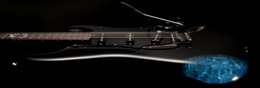 final-fantasy-fender-lado