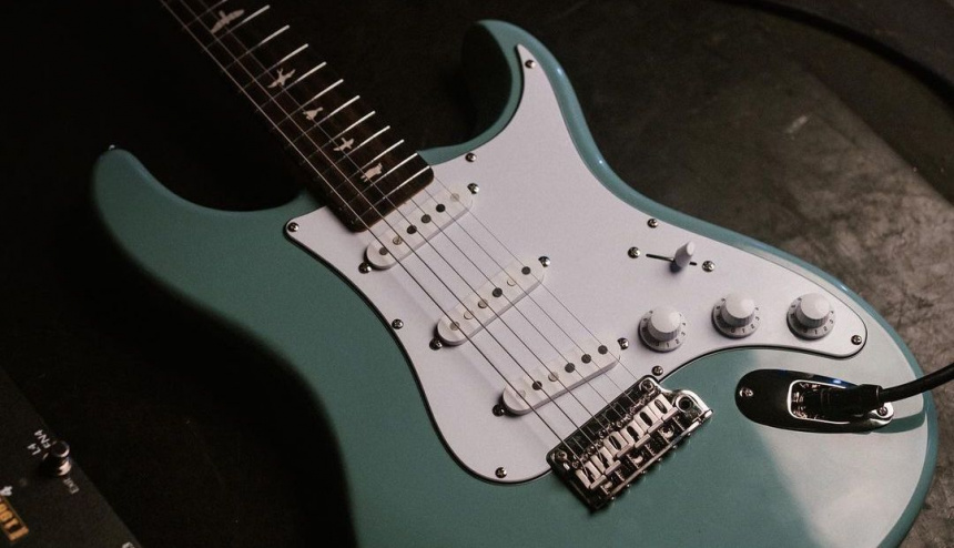 Vibrato y pastillas de la PRS SE Silver Sky