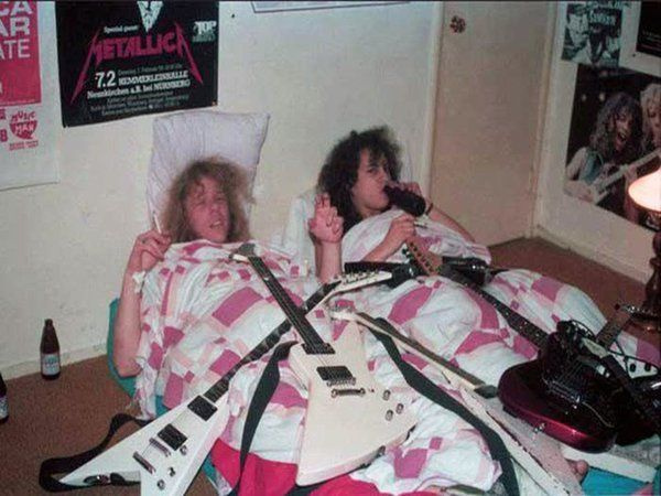 Metallica durmiendo y bebiendo