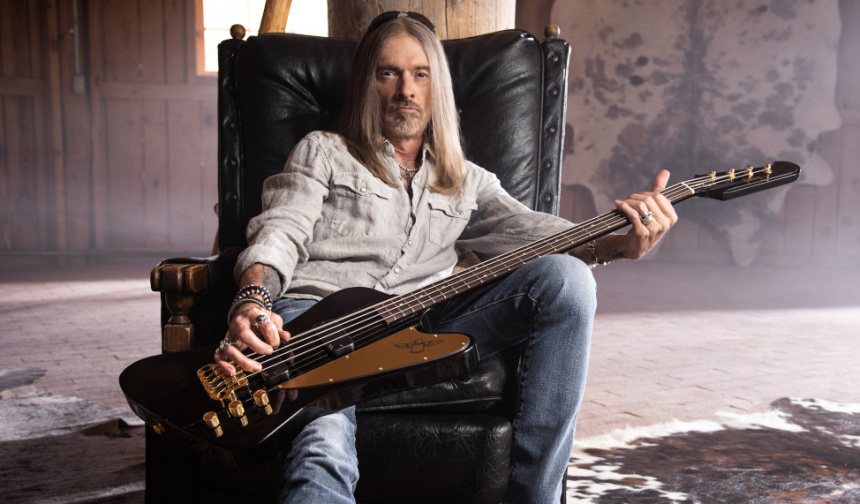 Rex Brown sentado con Signature Thunderbird