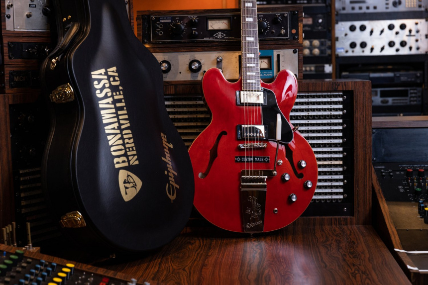 Epiphone Joe Bonamassa 1962 ES-335 junto a su estuche