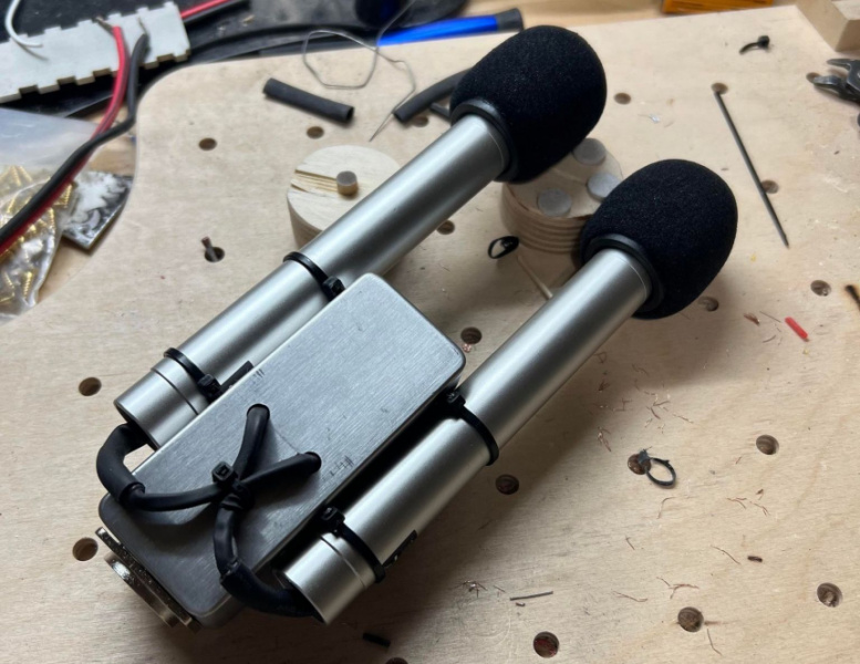 El par de micros usados por Anthony Coscia