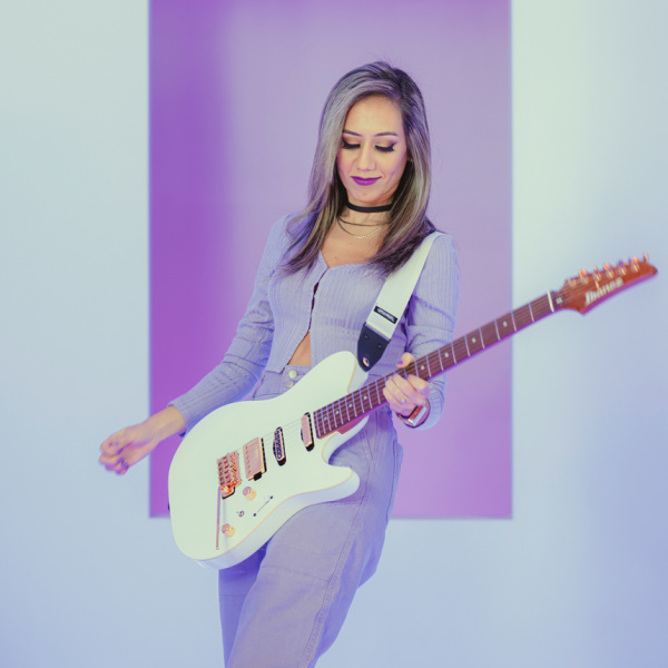 Lari Basilio con la LB1 White