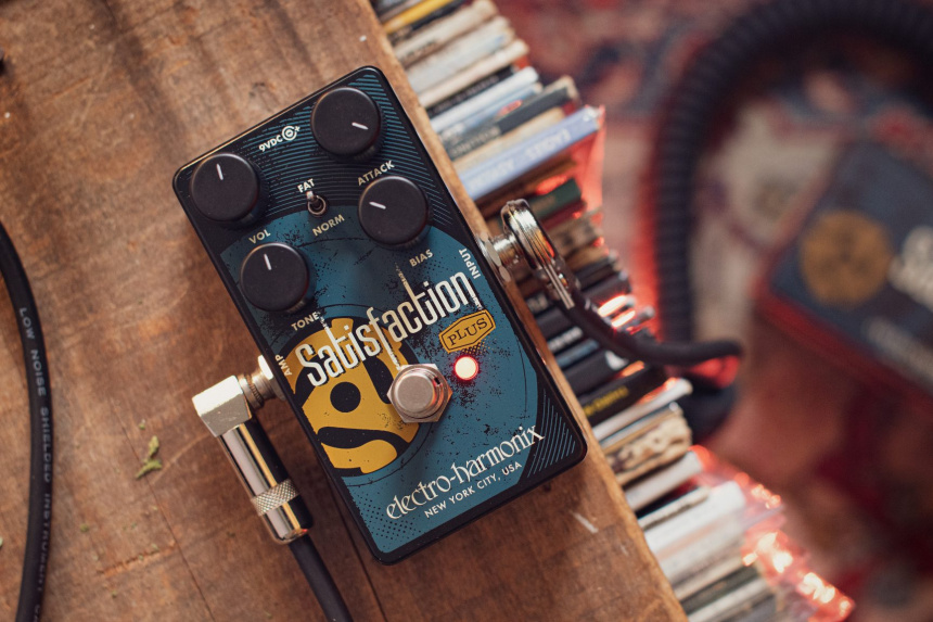 Electro-Harmonix Satisfaction Plus sobre una mesa