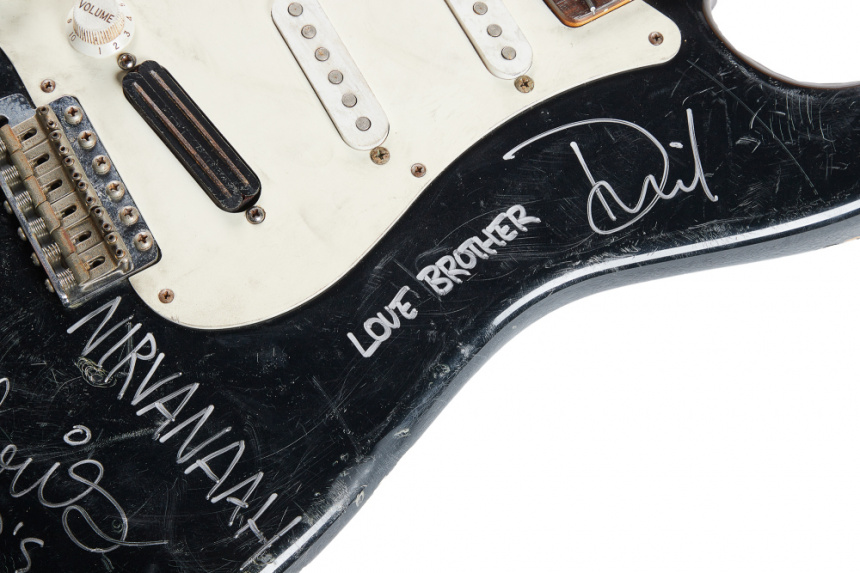 Textos en la de la Fender Stratocaster destrozada