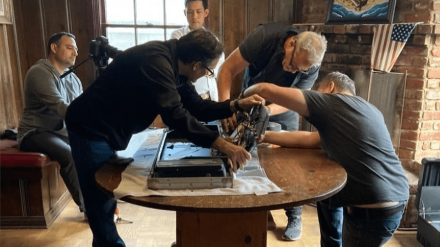 Examinando la pedalera The Chip Pan