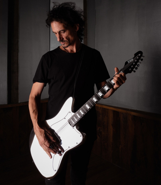 Joe Duplantier tocando su ESP cromada