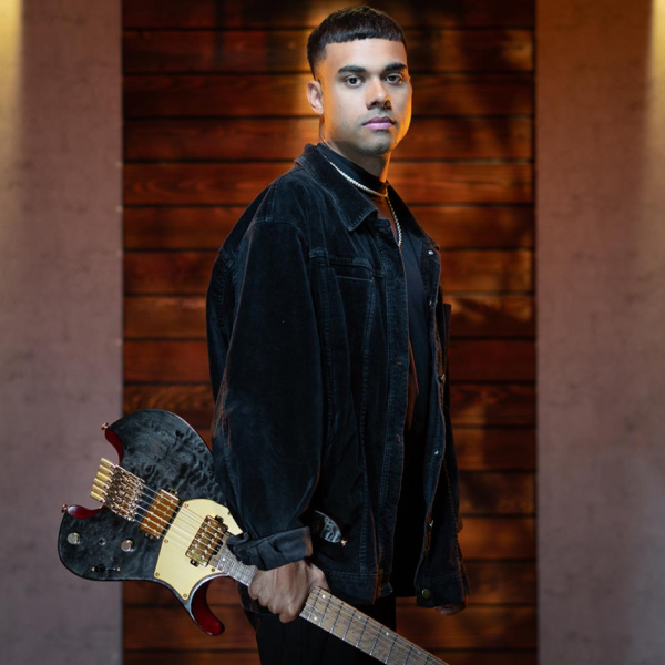 Manuel Gardner Fernandes con la banez MGFM10