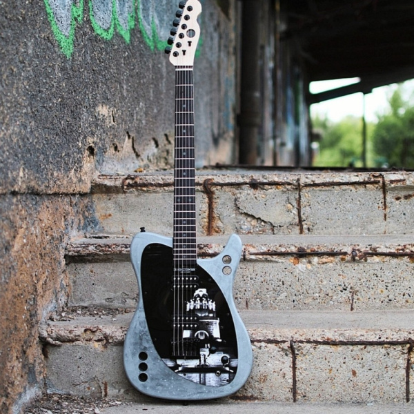 Dr. Hengstermann Guitars en unas escaleras