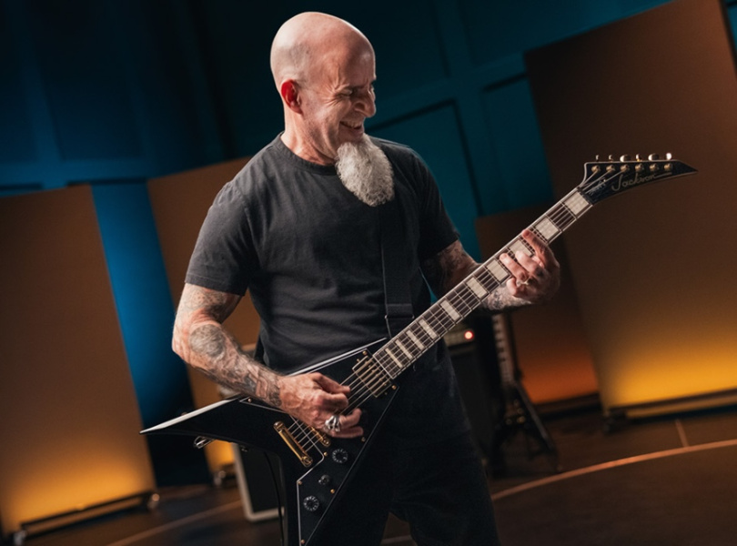 Scott Ian con su nueva Jackson X-Series Signature King V KVXT