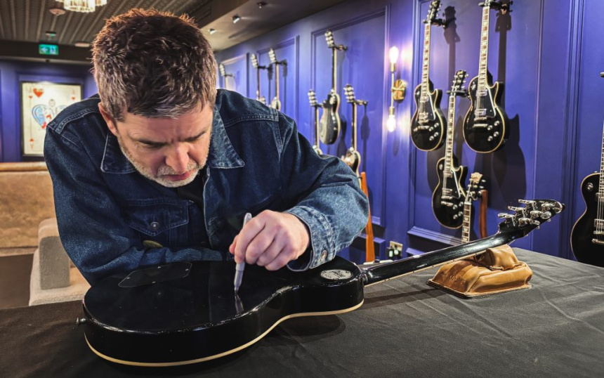 Noel Gallagher firmando su Les Paul Standard