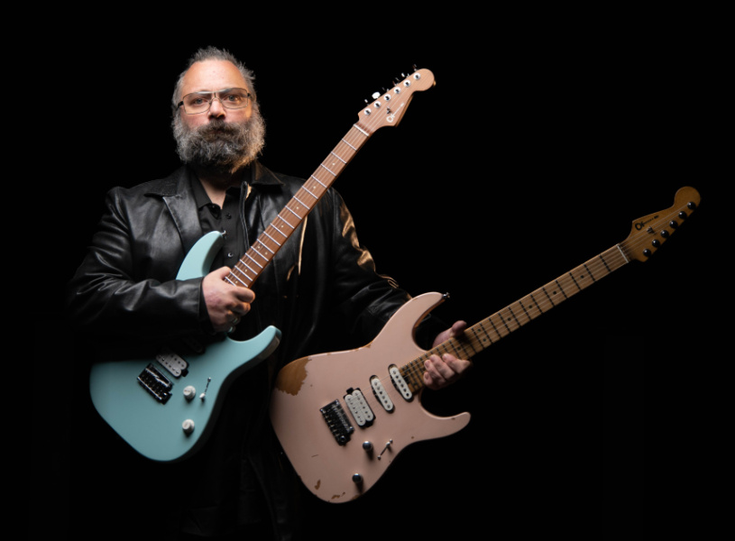 Rick Graham con sus dos Charvel Signature