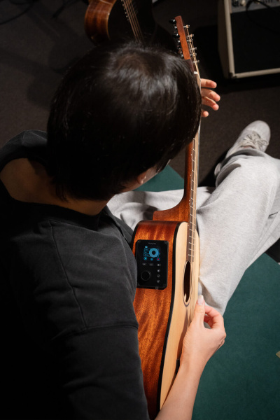 Tocando la Cort Earth Mini GO