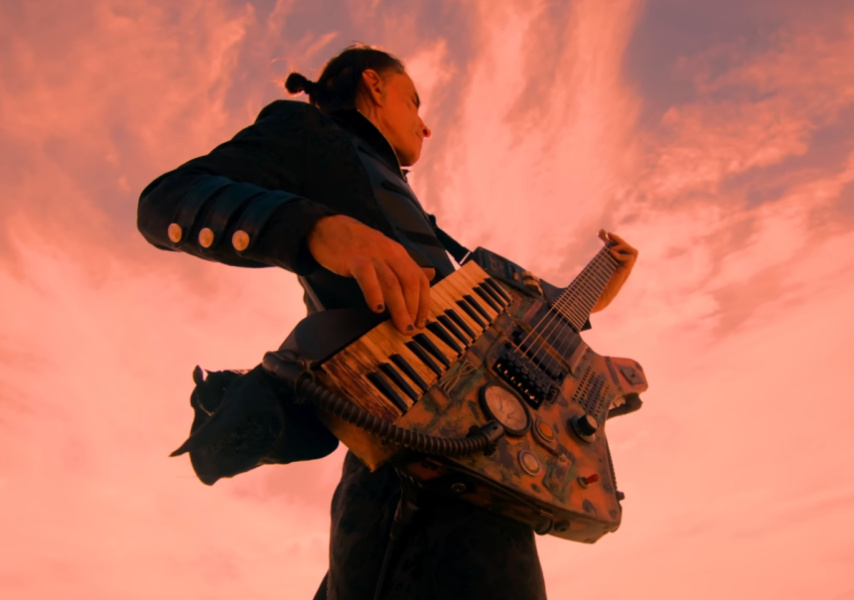 Captura de pantalla del videoclip “X Out”