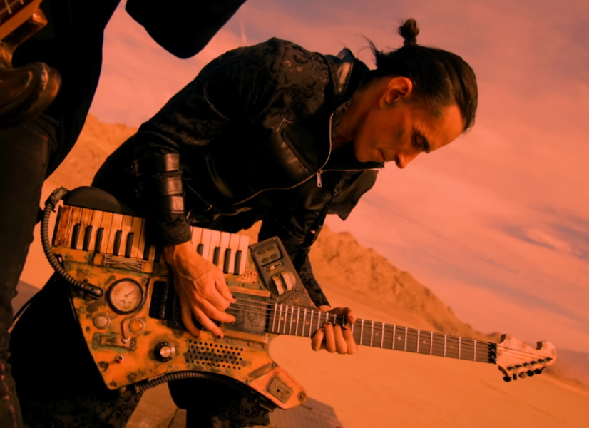 Nuno tocando su guitarra-teclado Washburn