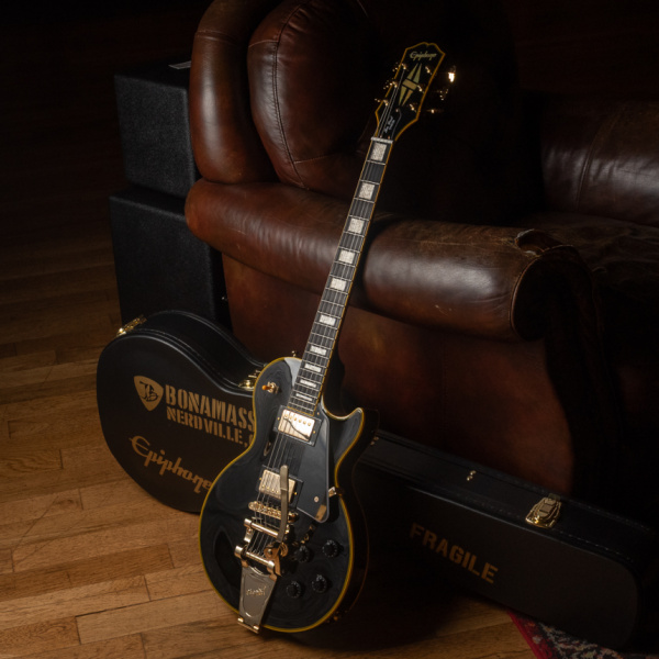 Epiphone Joe Bonamassa 1959 Les Paul Custom apoyada en un sofá