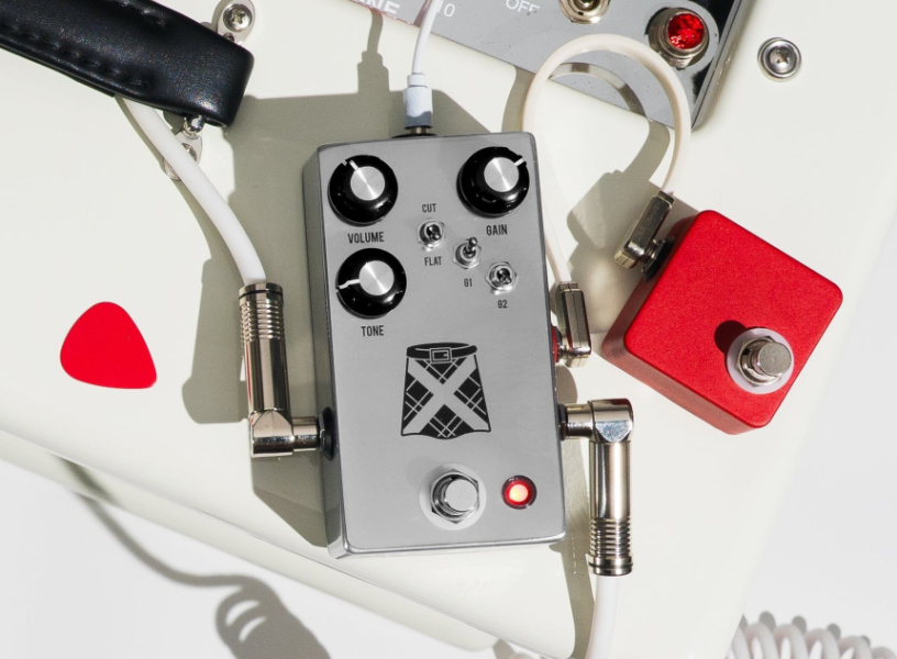 JHS Pedals Kilt 10 con footswitch conectado