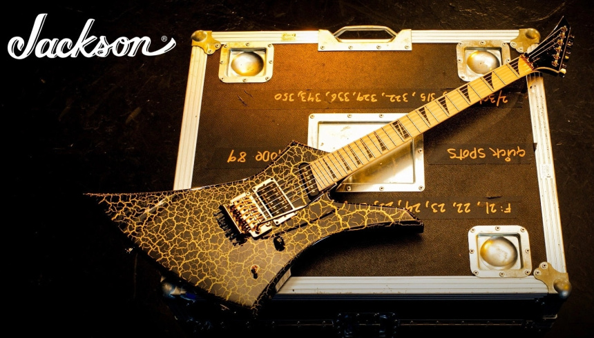 Jackson Brandon Ellis Kelly KE27 sobre flightcase