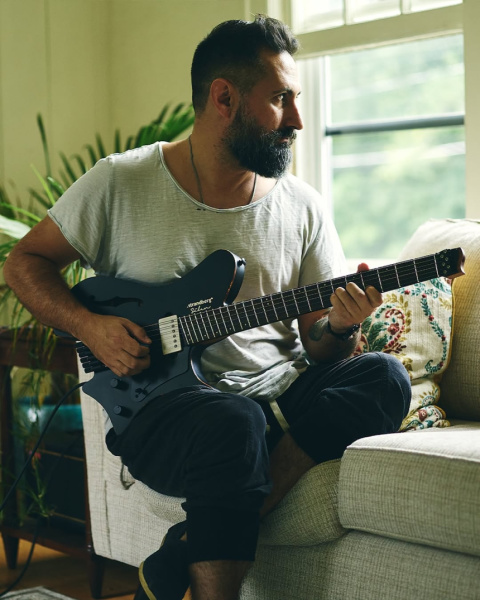 Jake Bowen con una Strandberg Sälen Jazz