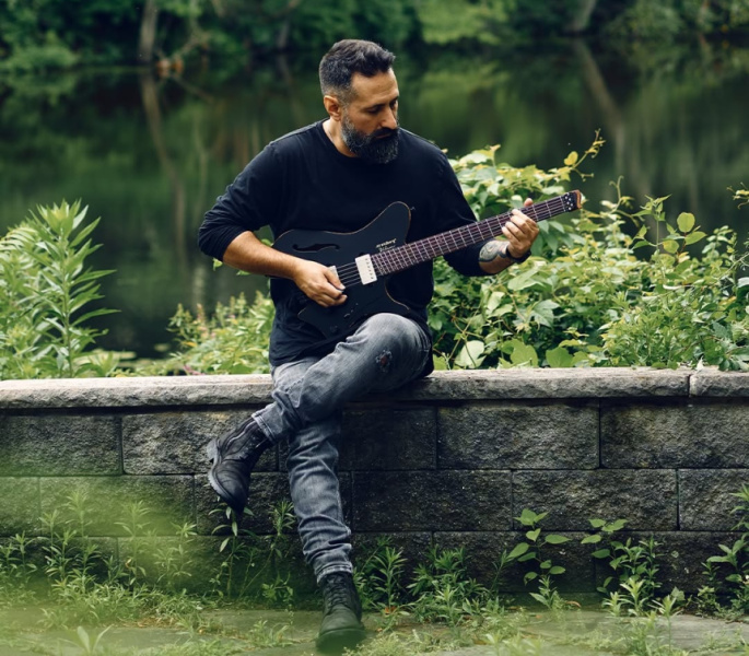 Jake Bowen con una Strandberg Sälen Jazz.junto al río