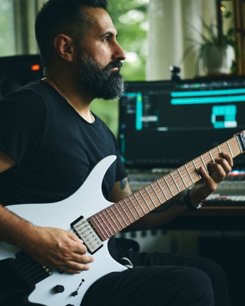 Jake Bowen con una Strandberg de 7 cuerdas eqipada con pastillas DiMarzio Titan