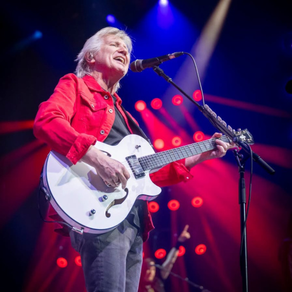 Rik Emmett en directo con su Godin signature