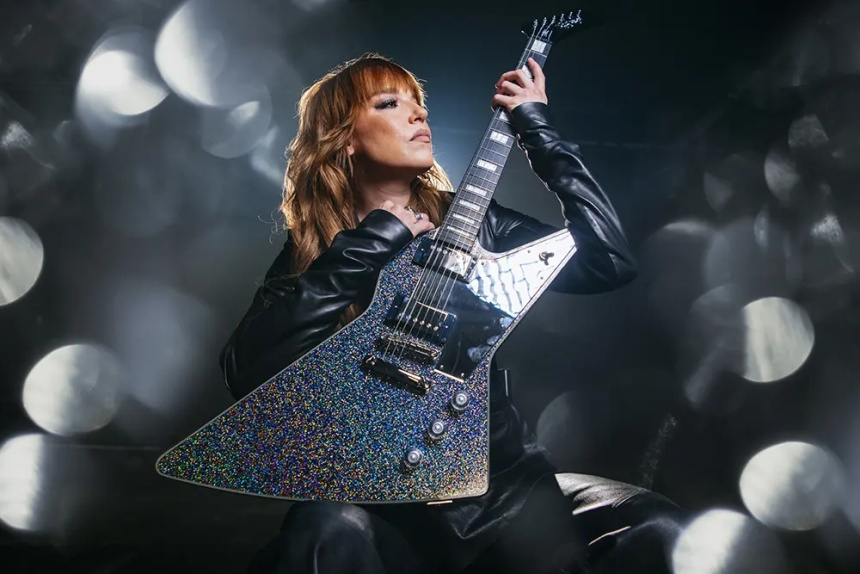 Lzzy Hale con su Epiphone Explorer Custom Black Diamond Holographic Sparkle