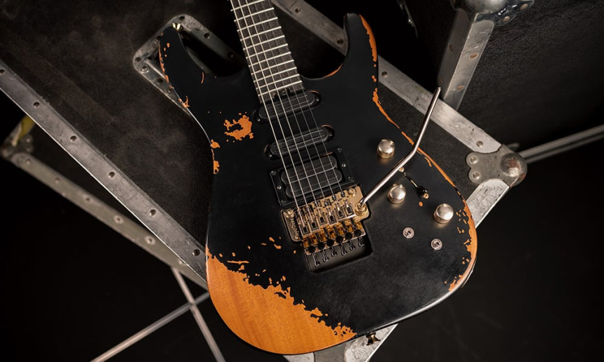 Jackson Pro Series Phil Collen PC1-E sobre flightcase