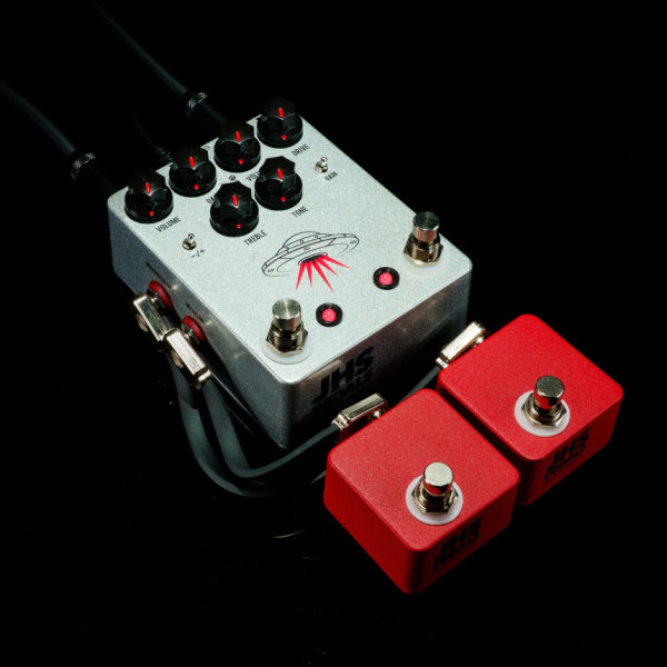 Pedal JHS Wanderer junto a dos pulsadores rojos Red Remote conectados lateralmente
