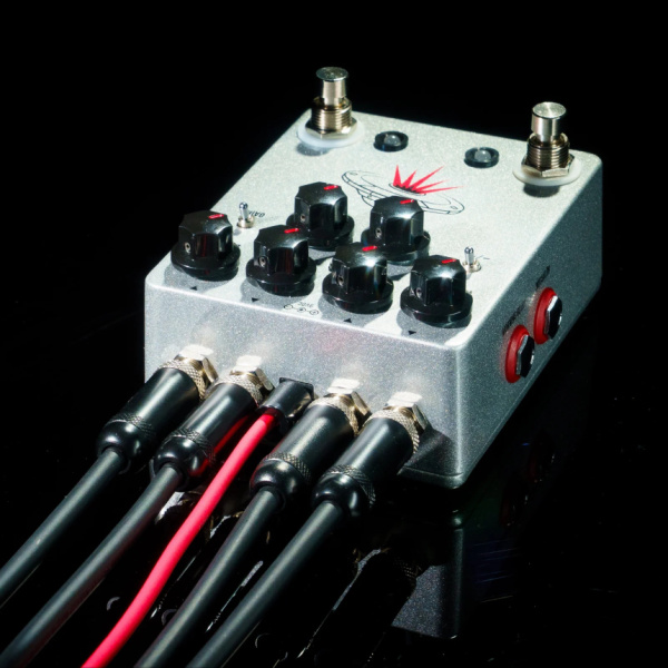 Vista superior del pedal JHS Wanderer con cinco cables conectados a los jacks