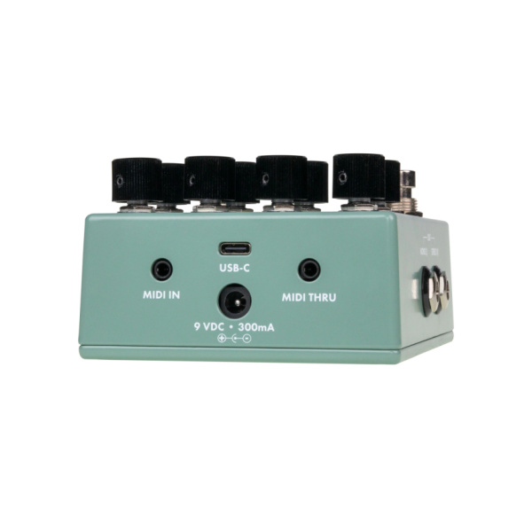 Vista superior del pedal verde Walrus Audio Lore MKII mostrando tomas MIDI IN, MIDI THRU, conector USB-C y toma de alimentación de 9 V