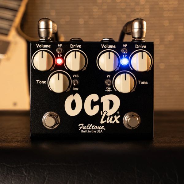 Fulltone OCD'Lux de frente con mandos, conmutadores y LEDs rojo y azul