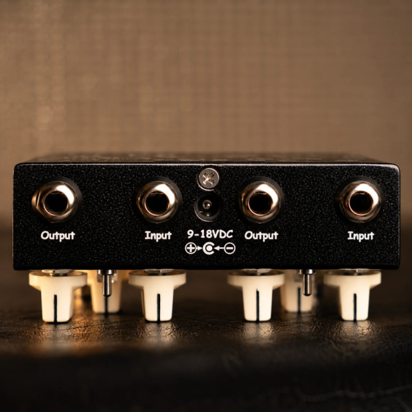 Panel de conexiones superior del Fulltone OCD'Lux con dos Input, dos Output y toma de alimentación