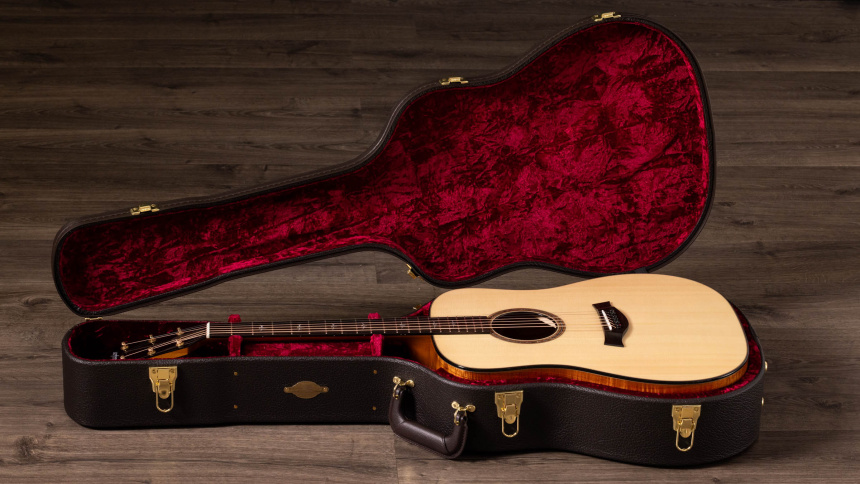 Custom Legacy K10 LTD dentro de su estuche rígido abierto con forro rojo sobre suelo de madera