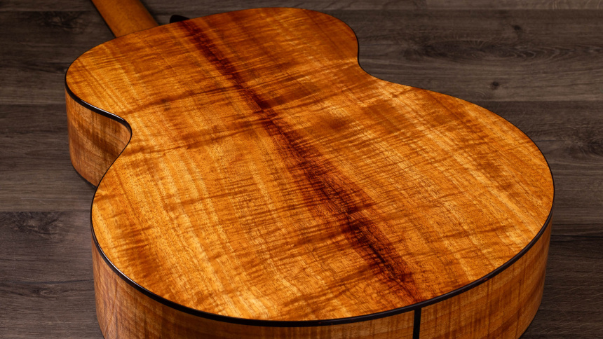 Fondo y aros de koa hawaiano figurado de la Legacy K65e LTD sobre madera oscura