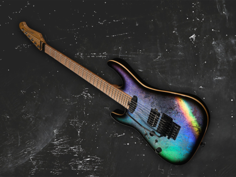 Guitarra Harley Benton MAX Fusion LH Signature HO para zurdos con acabado Holographic sobre fondo negro texturizado