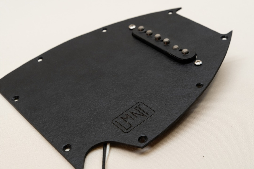 Módulo S fuera de la guitarra con golpeador negro y una sola pastilla.