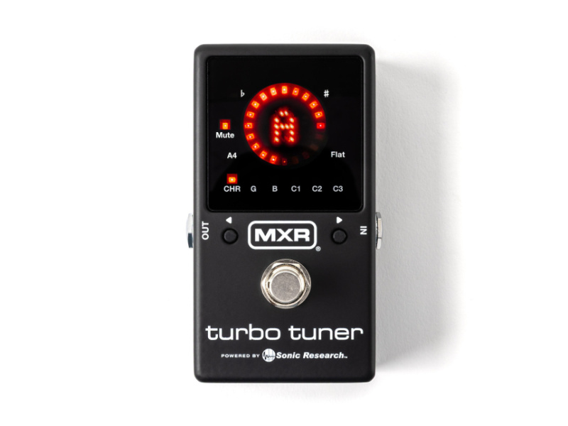 Vista superior del pedal MXR Turbo Tuner (M400) sobre fondo blanco con pantalla encendida y controles visibles.