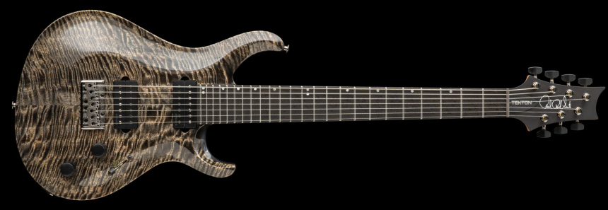 Guitarra PRS Tekton SVN de siete cuerdas color Black Tourmaline en horizontal sobre fondo negro