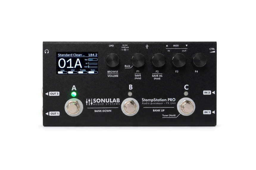 Sonulab StompStation Pro vista de frente, pedal negro con tres pulsadores, pantalla a color y cinco mandos