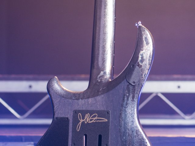 Detalle de la trasera del cuerpo Lost in Space con tapa del trémolo y firma de John Petrucci