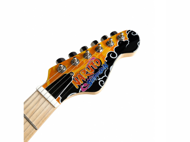 Pala de la guitarra con seis clavijas alineadas, logotipo de Naruto Shippuden, gráfico de nubes negras y blancas, mecánicas cromadas y diapasón de arce.