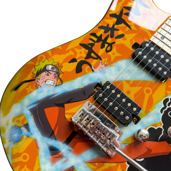 Primer plano del cuerpo de la guitarra eléctrica con gráfico naranja de Naruto, esfera azul del Rasengan, kanji negros, dos pastillas humbucker negras y puente vibrato cromado con palanca.