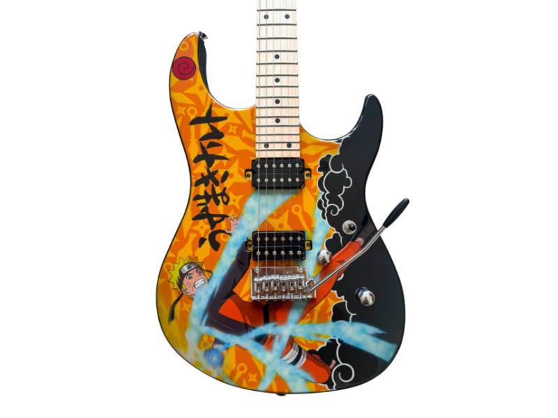 Vista frontal completa de la guitarra eléctrica sobre fondo blanco, mostrando cuerpo naranja y negro con gráfico de Naruto, diapasón de arce, dos humbucker y palanca de vibrato.