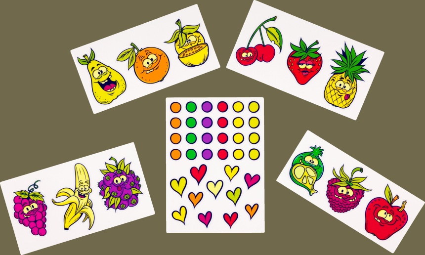 Hojas de pegatinas de frutas con caras y formas geométricas sobre fondo verde