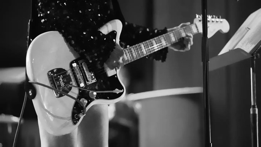 Kim Gordon con sun Fender Jazzmaster