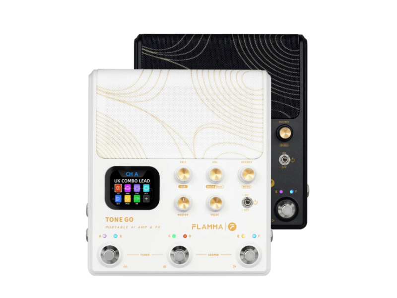 Dos Flamma Tone Go, uno crema delante y otro negro detrás, con pantalla, cinco potenciómetros y tres pulsadores