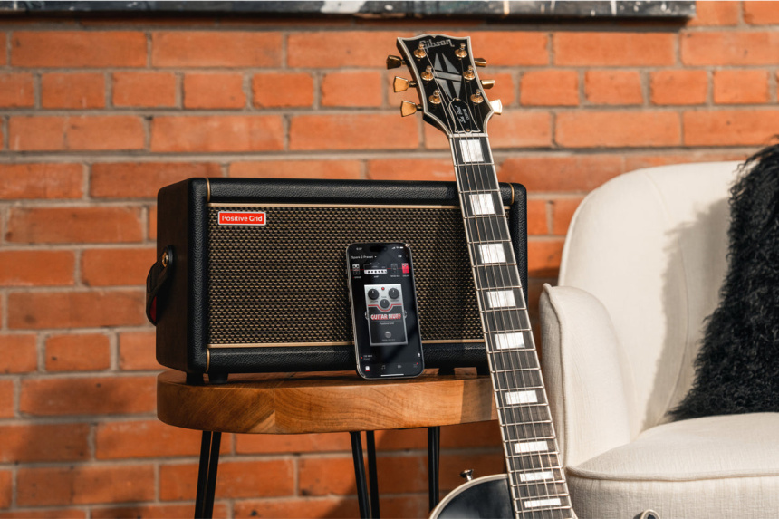 Amplificador Positive Grid Spark 2 sobre un taburete